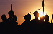 Silhouetten von Samburu Menschen bei Sonnenuntergang