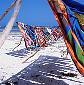 Bunte Sarongs wehen im Wind am Strand