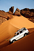Jeep beim Überqueren von Sanddünen, Tadrart-Acacus