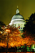 St Paul's Cathedral bei Nacht mit Bäumen