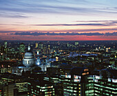 St. Paul's Cathedral und Londoner Skyline in der Abenddämmerung