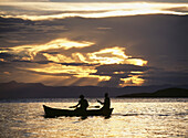 Fischer auf dem Weg zur Insel Domwe in der Abenddämmerung
