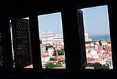 Stadtbild von Lissabon durch Fenster gesehen