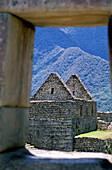 Blick durch ein Fenster in Machu Picchu