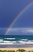 Regenbogen über leerem Strand