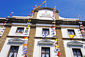 Gebäude mit bunten Flaggen