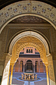 Blick durch Bögen auf den Innenhof der Alhambra