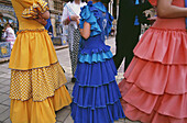 Mädchen in traditioneller Kleidung während der Feria