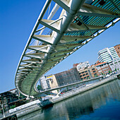 Blick auf die moderne Brücke und Gebäude in Bilbao