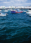 Fischerboote im Hafen mit Orzola im Hintergrund