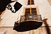 Fenster mit Fensterläden und Balkon und Lampe Detail, Nahaufnahme