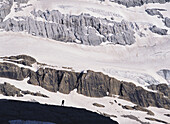 Wanderer auf dem Grat unter der Nordostwand des Berges Perdido in den Pyrenäen