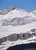 Wanderer auf dem Bergrücken unterhalb der Nordostwand des Mount Perdido in den Pyrenäen