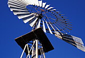 Windmühle aus Metall, Blick aus niedrigem Winkel