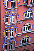 Verziertes rosa Gebäude und Fenster, Nahaufnahme