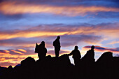 Gruppe von Wanderern auf einem Berg sitzend