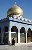 Muslimische Frau am Grabmal von Fatimas Tochter in der Zainab-Moschee