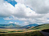 Weite offene Landschaft im Ngorongoro-Schutzgebiet