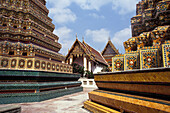 Farbenfrohe Stupas im Wat Pho