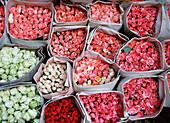 Blumenbündel auf einem Markt