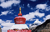 Die Spitze des buddhistischen Chorten Kangnyi und der heilige Berg Kailash