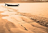 Silhouettiertes Boot am Strand von Palolem, Goa