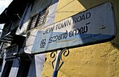 Jew Town Road Schild vor Gebäuden in Cochin