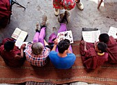 Touristen unterrichten junge Mönche in Englisch im Phuktal-Kloster