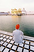 Sikh-Mann vor dem Goldenen Tempel sitzend