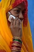 Rajasthanische Frau mit Mobiltelefon