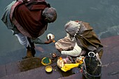 Pilger, die sich auf eine Opfergabe am Ganges vorbereiten, Blickwinkel von oben