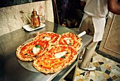 Pizzabacken, frisch gebackene Pizza in Neapel