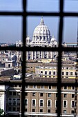 Der Petersdom und der Vatikan durch Fensterscheiben gesehen
