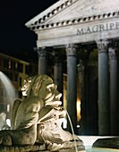 Pantheon und Springbrunnen auf der Piazza Della Rotunda bei Nacht