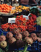 Artischocken und Tomaten zum Verkauf auf dem Markt, Campo De' Fiori