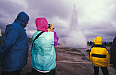 Touristen fotografieren Geysir