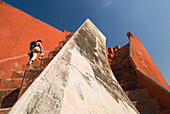Tourist, der die Stufen des Jantar Mantar-Observatoriums hinaufgeht, Blickwinkel niedrig