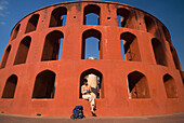 Tourist liest Reiseführer im Jantar Mantar Observatorium