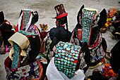 Buddhistische Ladakhifrauen in traditioneller Kleidung und mit Hüten, mit langem geflochtenem Haar und Kopfschmuck mit türkisfarbenen Steinen