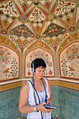 Tourist hört Audioguide im Amber Fort