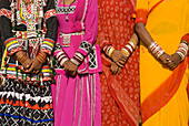 Detail der Hände Vier Frauen in Saris