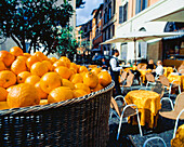 Cafe mit Orangen auf der Piazza Santa Maria