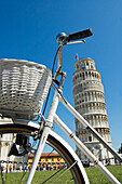 Fahrrad vor dem Turm von Pisa