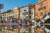 Tourist, der sich am Brunnen in Venedig ausruht.