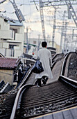 Mann geht auf Eisenbahnschienen nach Erdbeben