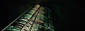 Mori Tower bei Nacht, niedriger Blickwinkel