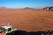 Beduine und Jeep in der Wüste Wadi Rum