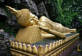 Große goldene Buddha-Statue auf dem Phu Si-Hügel