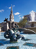 Blick auf den Trafalgar Square mit einem Meerjungfrauenbrunnen im Vordergrund.