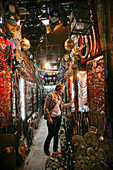 Junge Frau beim Einkaufen für Perlen in der Medina.